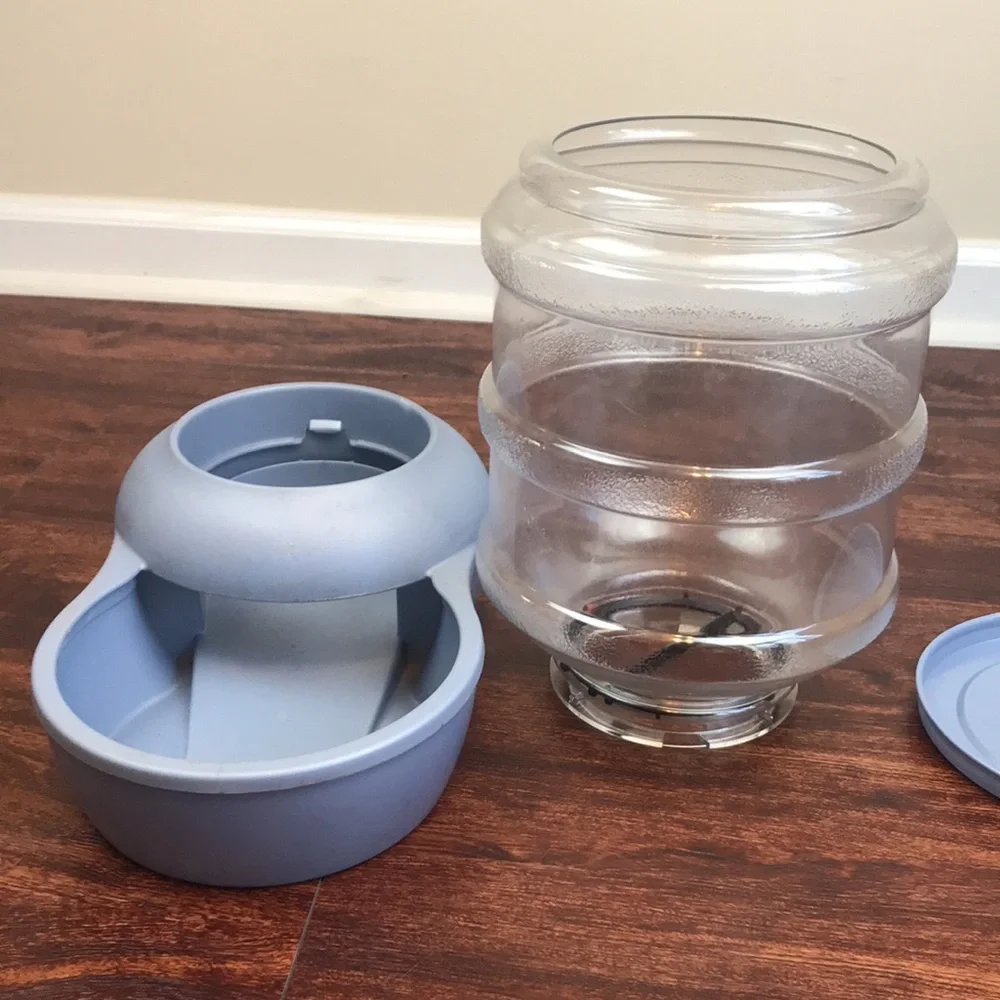 Dog/cat food dispenser